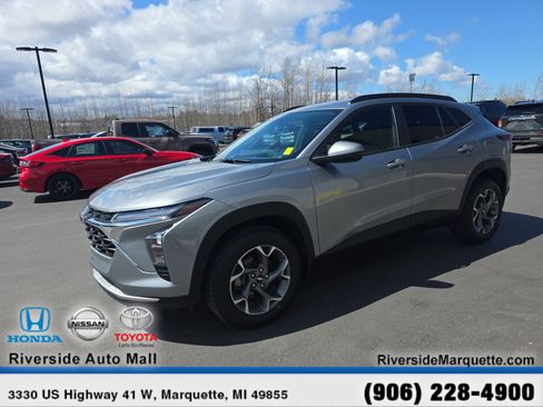 Used 2024 Chevrolet Trax LT w/ Driver Confidence Package FWD image 3