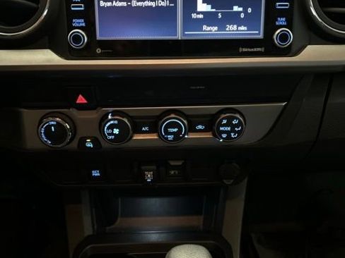 Used 2020 Toyota Tacoma SR5 AWD/4WD image 11
