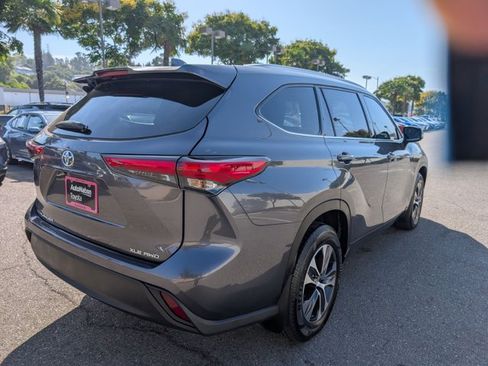 Used 2022 Toyota Highlander XLE AWD/4WD image 5