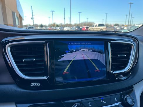 Used 2017 Chrysler Pacifica Touring image 19