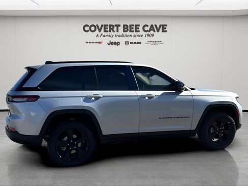 New 2025 Jeep Grand Cherokee Altitude image 10