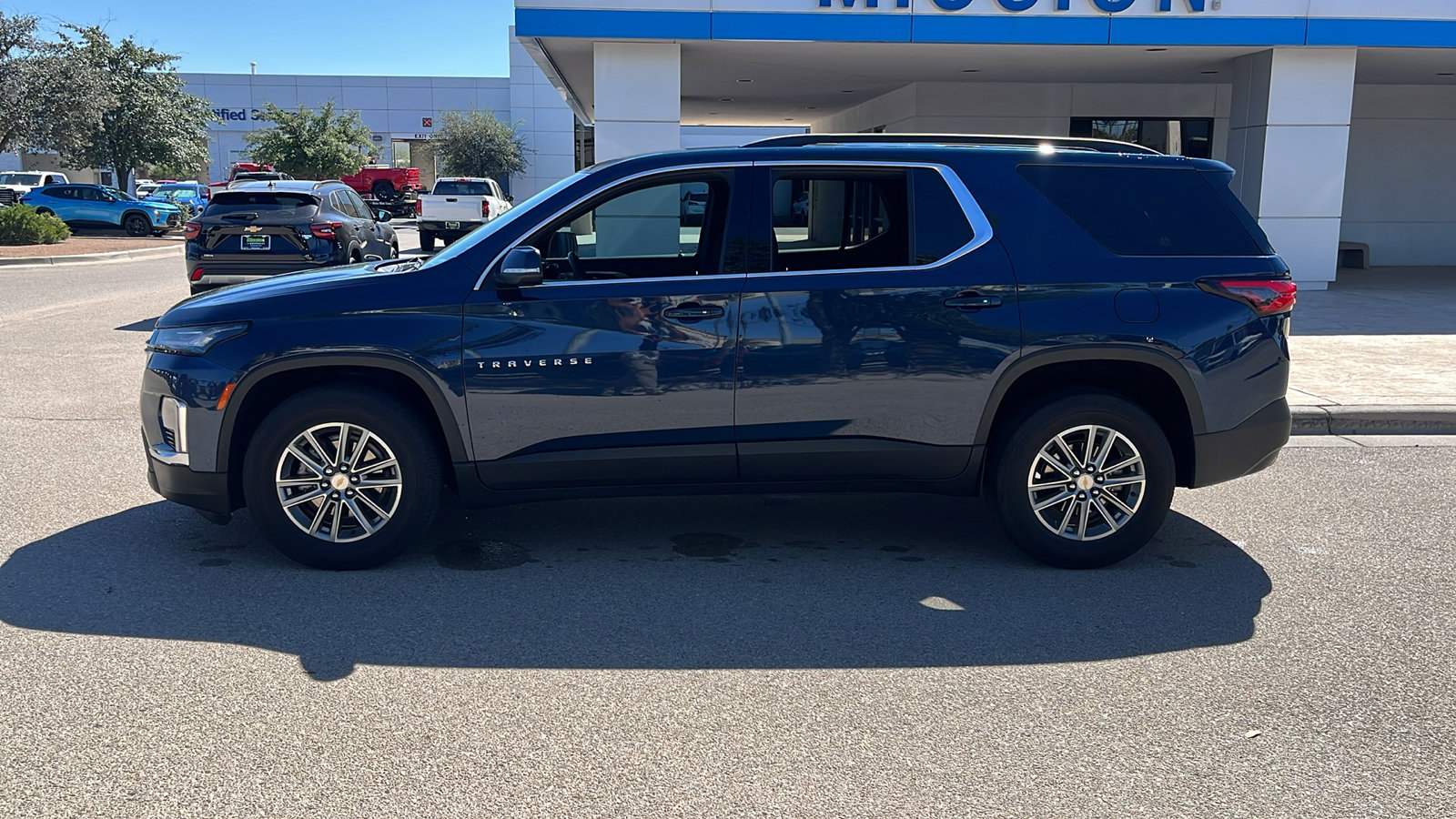 Used 2023 Chevrolet Traverse LT FWD image 4
