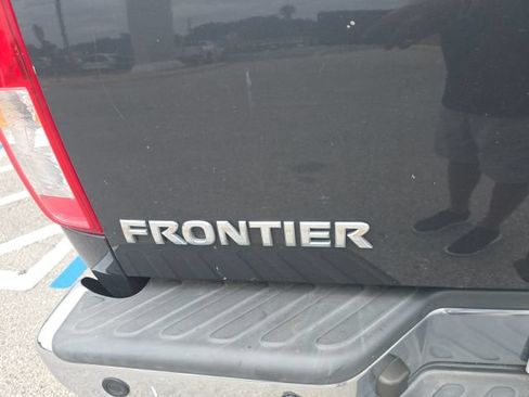 Used 2015 Nissan Frontier SV w/ SV Value Truck Package AWD/4WD image 6