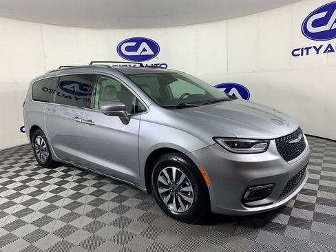 Used 2021 Chrysler Pacifica Touring-L FWD image 1