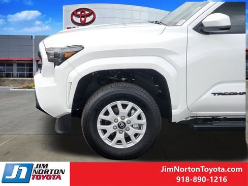 Used 2025 Toyota Tacoma SR5 image 9