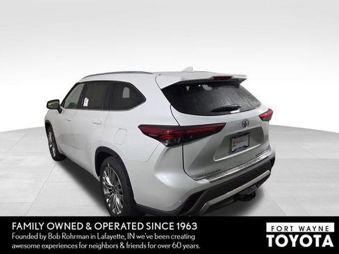 Used 2025 Toyota Highlander Platinum image 9