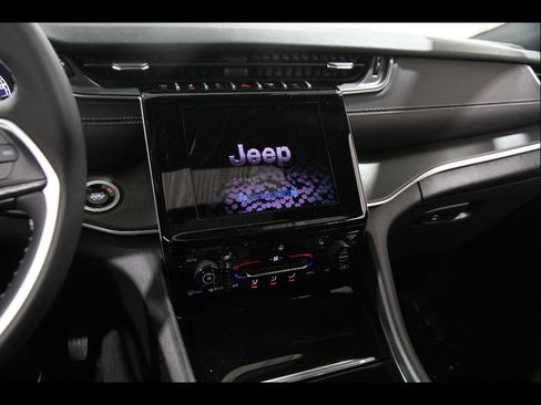 Used 2025 Jeep Grand Cherokee L Altitude image 9