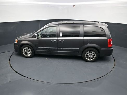Used 2016 Chrysler Town & Country Touring-L w/ Driver Convenience Group image 36