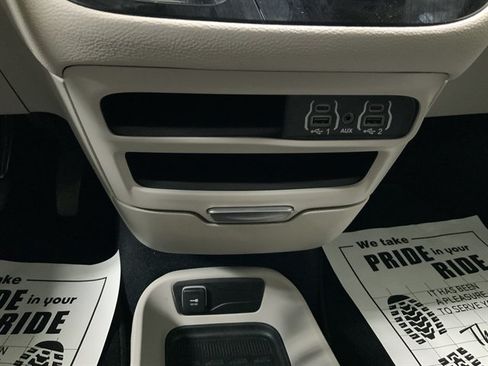 Used 2024 Chrysler Pacifica Touring-L FWD image 40