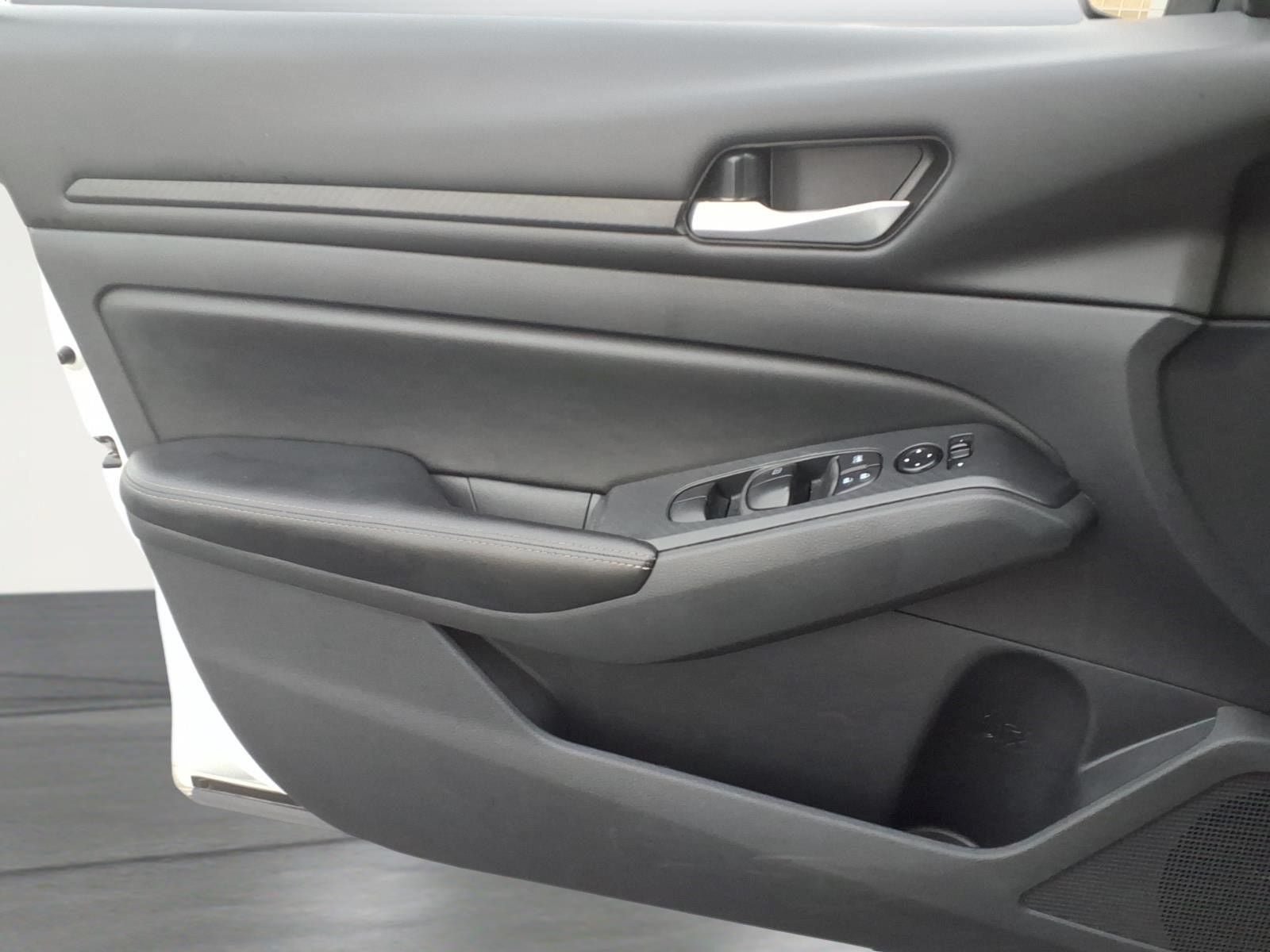 Used 2025 Nissan Altima 2.5 SV FWD image 18