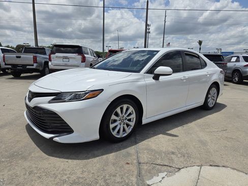 Used 2019 Toyota Camry LE FWD image 3