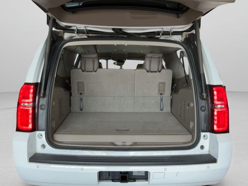 Used 2019 Chevrolet Suburban LT RWD image 39