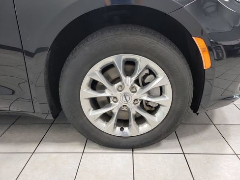 Used 2022 Chrysler Pacifica Touring-L AWD/4WD image 51
