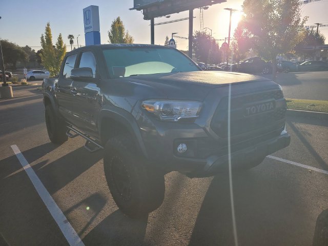 Used 2016 Toyota Tacoma TRD Off-Road AWD/4WD image 1