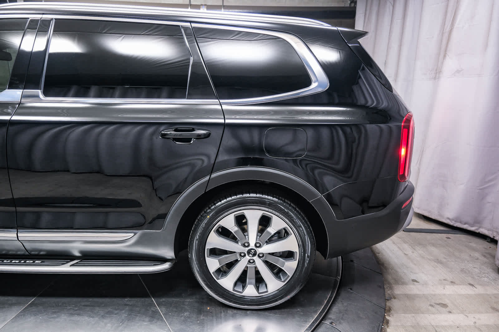 Used 2020 Kia Telluride EX w/ EX Premium Package FWD image 6