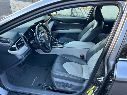 Used 2019 Toyota Camry XLE FWD image 9