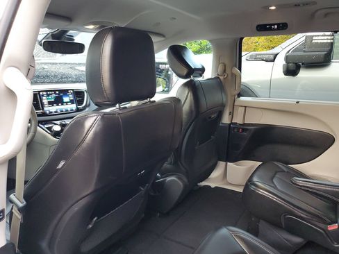 Used 2024 Chrysler Pacifica Touring-L FWD image 8