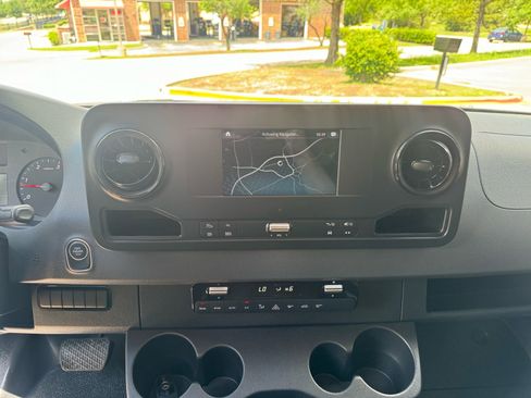 Used 2019 Mercedes-Benz Sprinter 2500 image 32