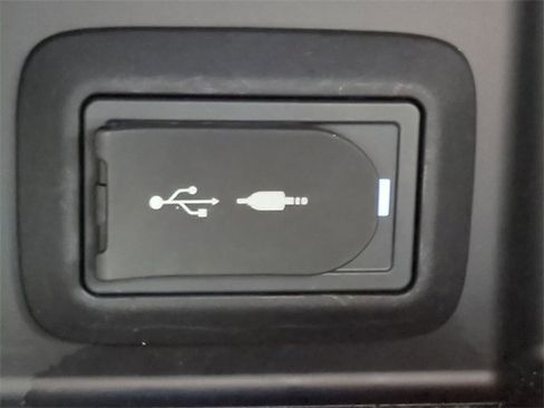 Used 2022 Toyota Venza Limited w/ Advanced Technology Package image 22