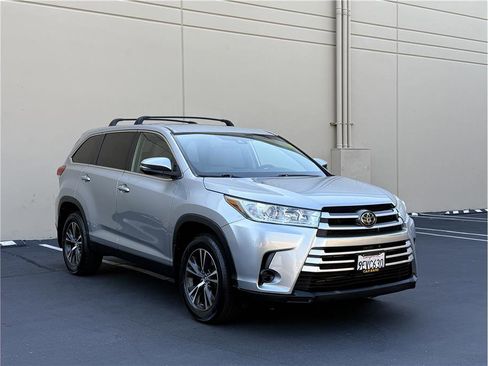 Used 2019 Toyota Highlander LE FWD image 2