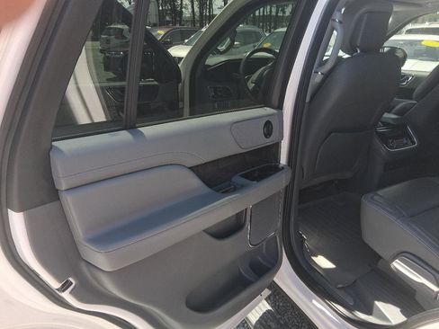 Used 2018 Lincoln Navigator Select RWD image 8