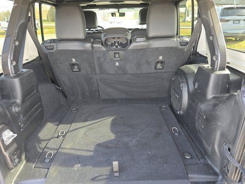 Used 2018 Jeep Wrangler Unlimited Sahara image 23