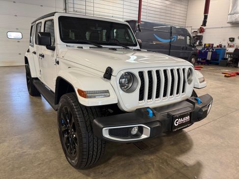 Used 2022 Jeep Wrangler Unlimited Sahara AWD/4WD image 37
