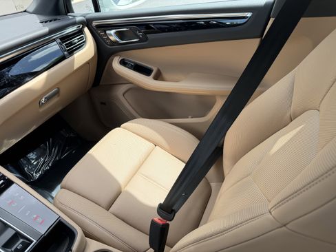 Certified 2025 Porsche Macan AWD/4WD image 20