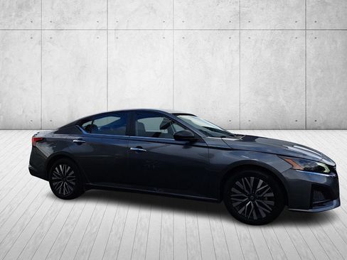 Used 2024 Nissan Altima 2.5 SV image 3