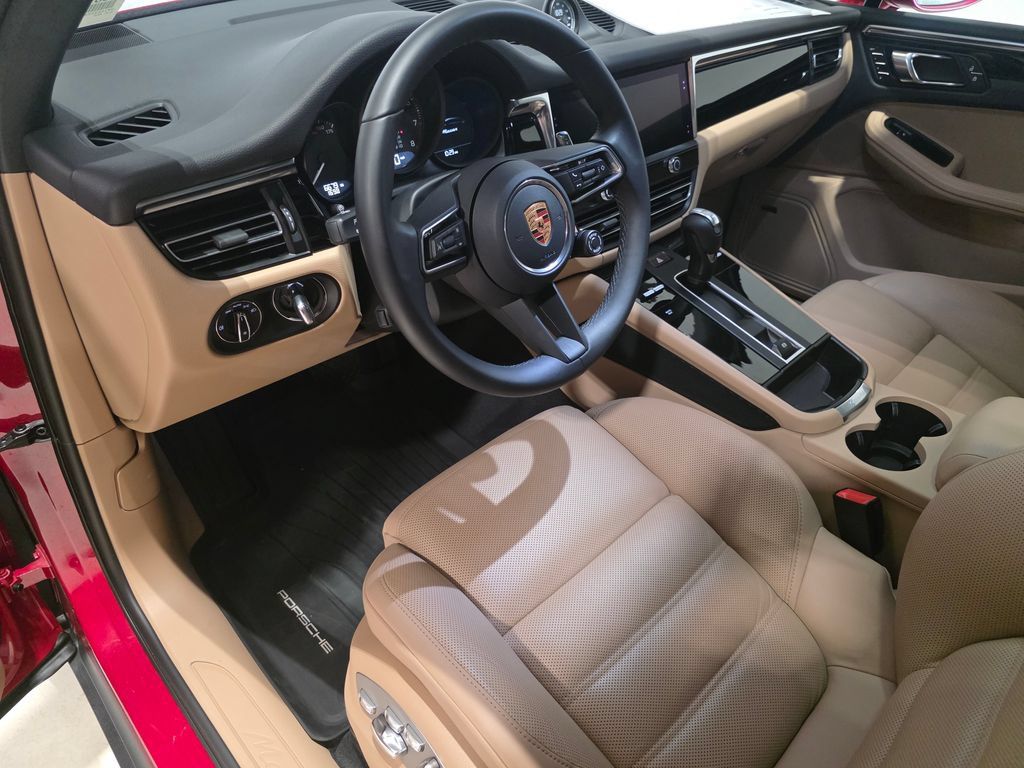 Certified 2026 Porsche Macan AWD/4WD image 4