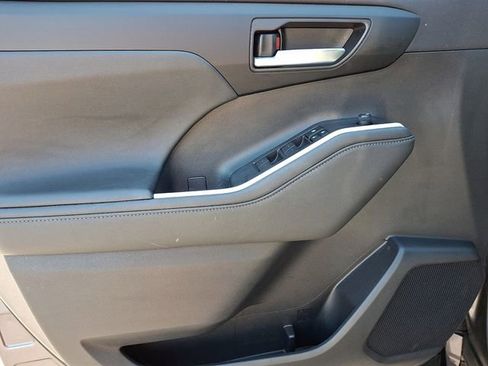 Used 2023 Toyota Highlander XLE image 12