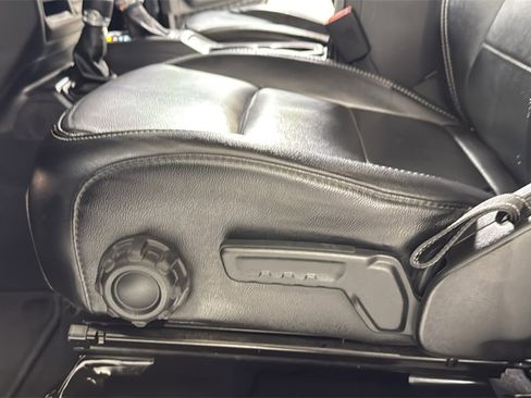 Used 2018 Jeep Wrangler Unlimited Sahara image 14