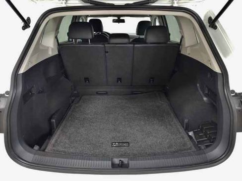 Used 2019 Volkswagen Tiguan SE w/ Panoramic Sunroof Package image 8