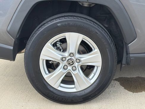 Used 2021 Toyota RAV4 LE AWD/4WD image 7