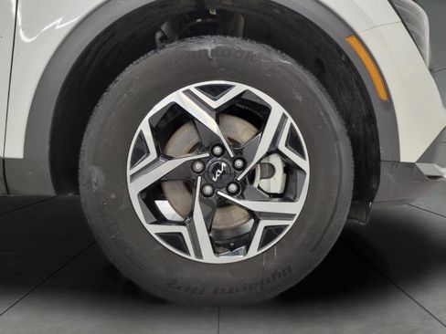 Used 2025 Kia Sportage LX image 3