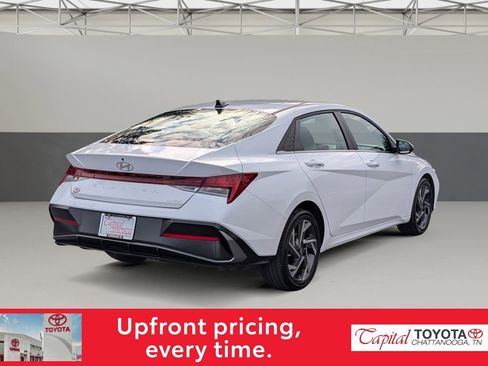 Used 2025 Hyundai Elantra Limited image 7