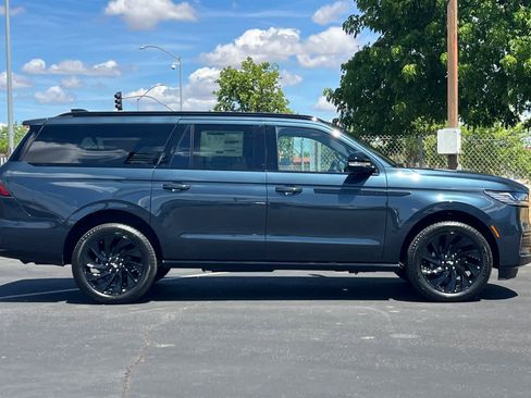New 2026 Lincoln Navigator L Reserve AWD/4WD image 8