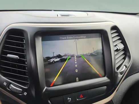 Used 2018 Jeep Cherokee Limited image 25