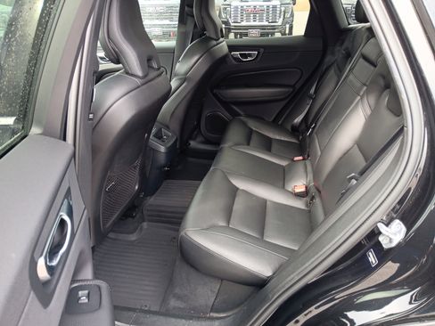 Used 2019 Volvo XC60 T5 Momentum w/ Premium Package image 18