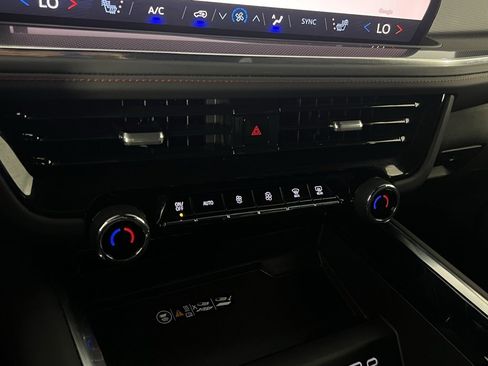 Used 2025 Chevrolet Suburban RST image 18