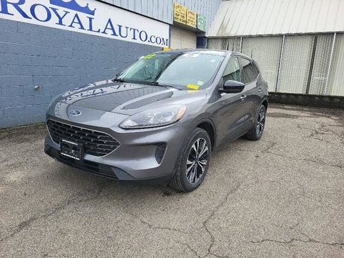 Used 2022 Ford Escape SE w/ SE Sport Appearance Package image 2