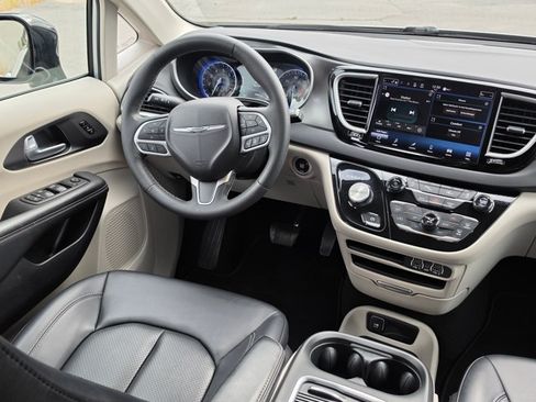 Used 2024 Chrysler Pacifica Touring-L FWD image 20