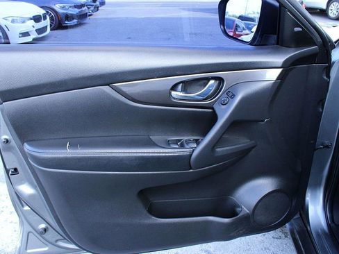 Used 2018 Nissan Rogue SV image 11