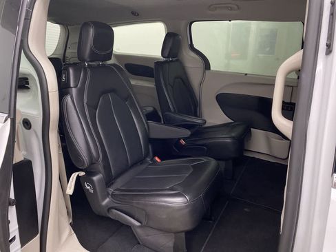 Used 2024 Chrysler Pacifica Touring-L FWD image 17