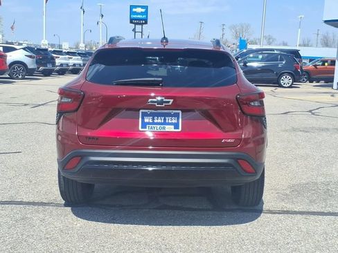 Used 2024 Chevrolet Trax RS w/ Sunroof Package FWD image 4
