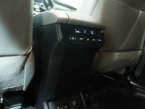 Used 2023 Toyota Highlander Limited AWD/4WD image 16