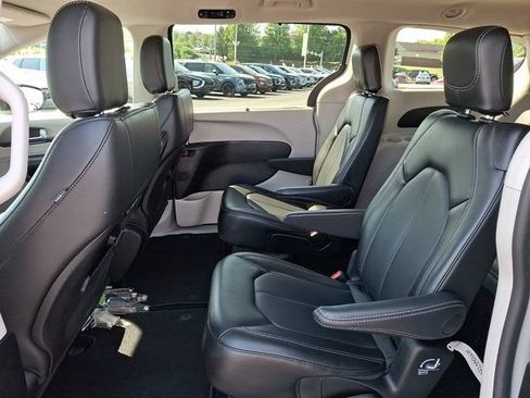 Certified 2024 Chrysler Pacifica Touring-L FWD image 13