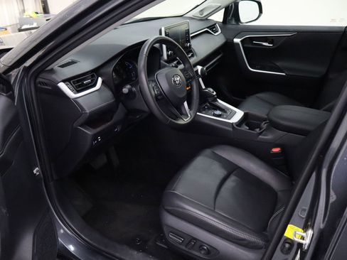 Used 2020 Toyota RAV4 Limited image 24