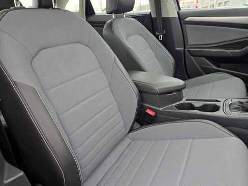 Used 2025 Volkswagen Jetta SE image 18