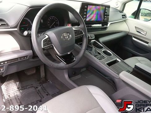 Used 2022 Toyota Sienna Limited FWD image 13